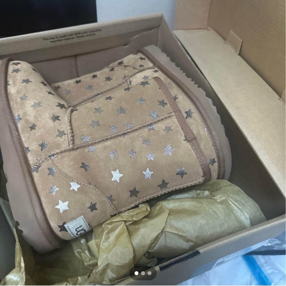 Unisex UGG Kids Classic Short II Boots in Tan